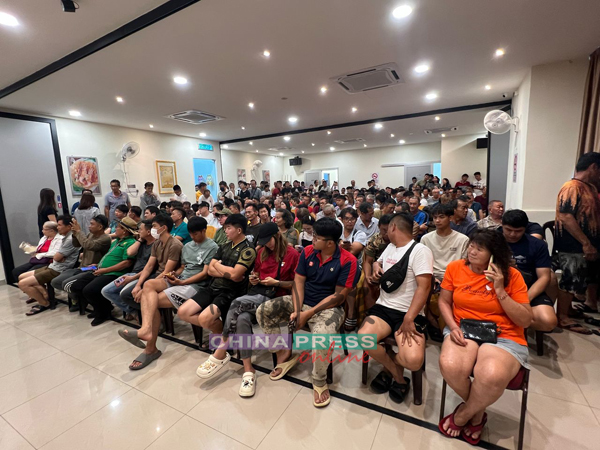 农民踊跃出席说明会，令现场座无虚席，部分人需要站者聆听解说。