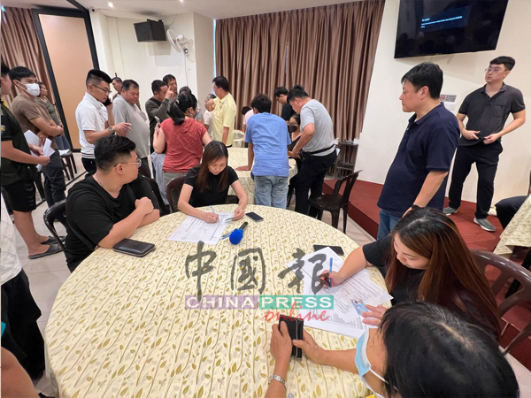 彭亨皇家榴梿集团安排人手在场为农民进行登记。
