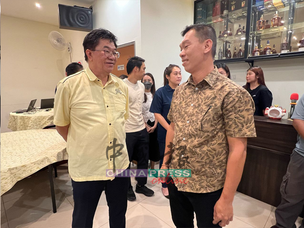郑益清（右）与谢兆民在会上交流。