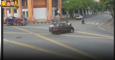 摩哆疑闯红灯被车撞