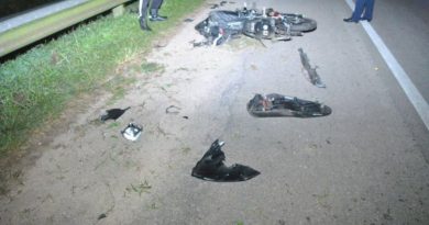 摩哆失控撞路肩      20岁骑士当场身亡