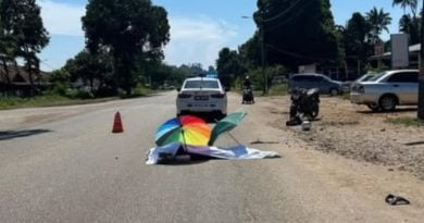 摩哆路过不平坦路面    骑士冲向反车道  当场亡