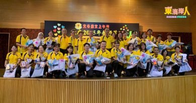 文冬启文上午校庆教师节  学生敬茶谢师恩