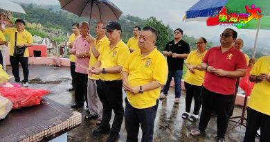 彭亨古城堂春祭  理事冒雨缅怀先贤