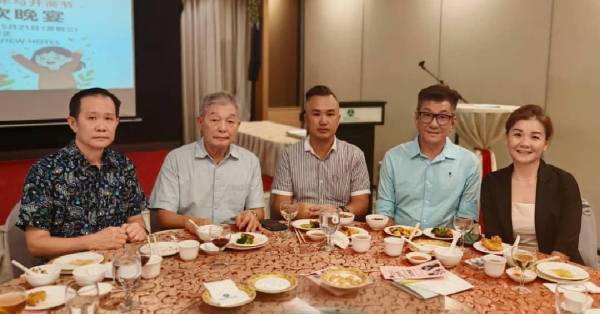 张翔坚(左起)、杜金诗、周林盛、房达祥及颜丽婷呼吁公众与企业界人士,支持《携手六载·蝶变前行》中菁二校6周年庆典暨筹募家协活动基金晚宴。