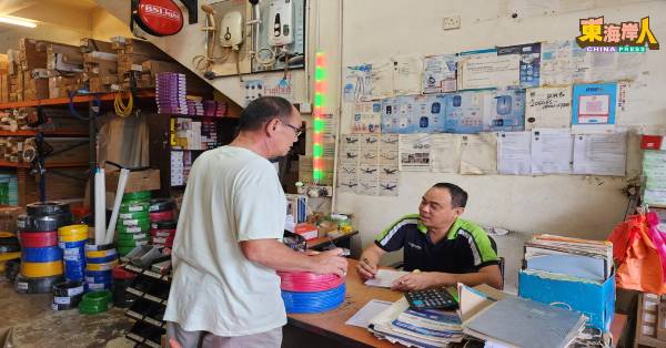 李沅承(坐者)在出售电缆电线前,会向客户了解电线用途。