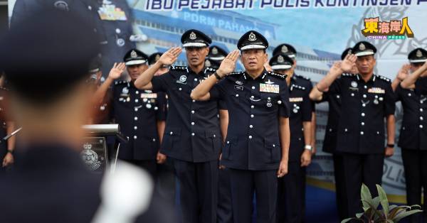 耶哈雅(右)在副总警长拿督阿兹里阿玛及高级警官陪同下宣读誓言。