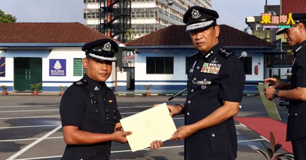 耶哈雅（右）颁发感谢状予受表扬警官。
