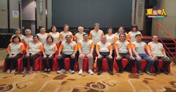 陈品均(前排左5)联同理事宣布关丹德教会紫关阁将于下月5日举办联欢晚宴筹募医药基金,坐者左起吴宝玉、马春桔、陈玉爱、陈锦才、伍羽强、汤昌隆、杜文杰及王斜智。