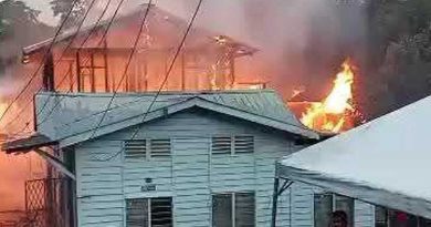 雷击连烧5民宅 华裔住户 火海逃生