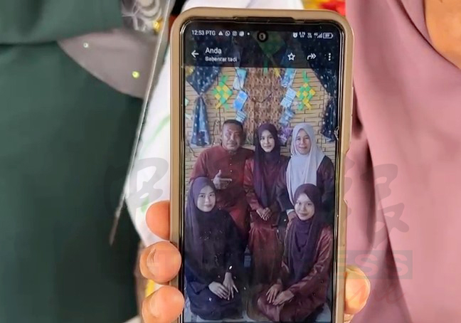 诺达丽拉（前左）生前与家人的一起拍的全家福。