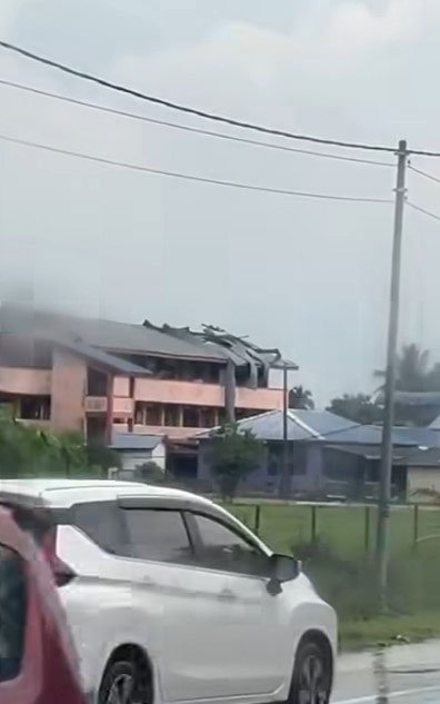 狂风将屋顶掀飞。