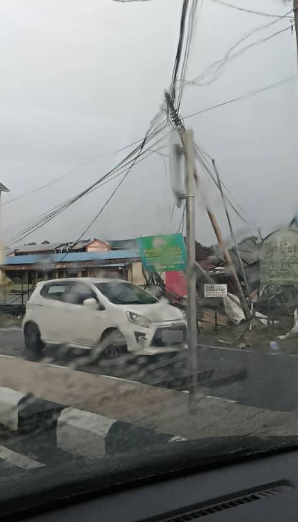 狂风将屋顶掀飞。