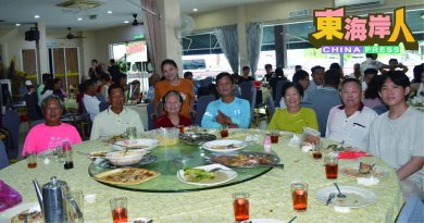 一家大小庆父亲节 劳勿美食中心挤满人