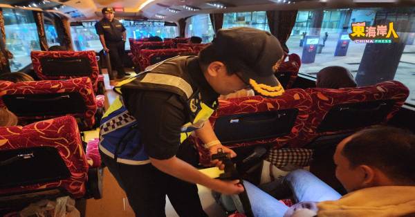 赛阿末凯鲁(左)建议长巴乘客全程系安全带以个人舒适感为重。