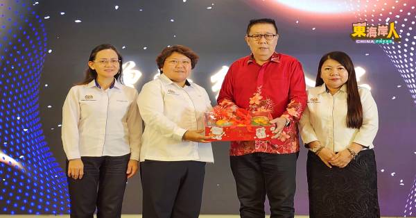 大会联合筹委会主席罗素君(左2)赠送纪念品予林杰桦,由大会联合筹委会主席赖玉莲校长及彭亨州教育局助理局长陈慧琦督学陪同。