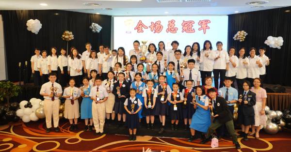 一众获奖的关丹县中小学参赛学生。
