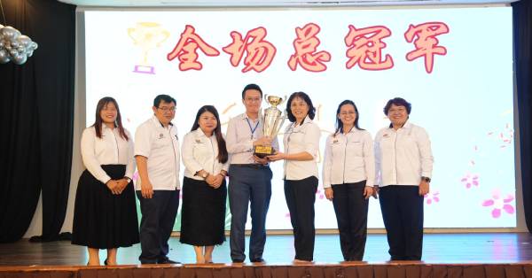 孙诗豪老师(左4)及丘月清校长,代表关丹县中小学,领取全场总冠军后,与陈美美校长、邓世坚校长、陈慧琦、赖玉莲校长及罗素君合影。