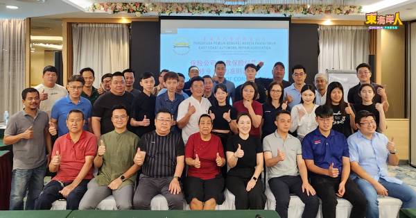 东海岸汽车修理商公会维修行业行为准则讲解会,获得年轻会员同业参与。坐者左起黄锡友、周扬谦、邝伟光、李爱真、陈纪亨、徐家晖及梁升亮。