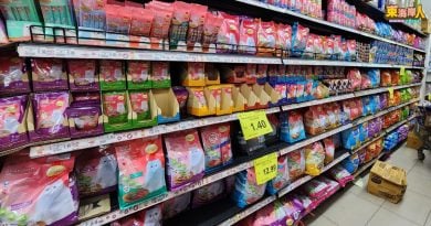 狗猫粮上架　须执照    超市：手续麻烦费用高