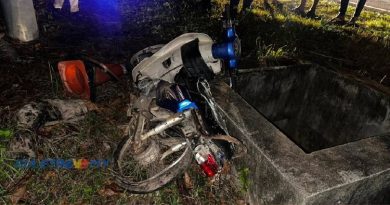 摩哆突出路口遭车撞 骑士抛入水沟毙命 儿重伤