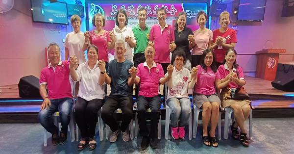 曾再闻(前排左4)与关丹艺声歌乐协会第6届初选理事会部分成员,前排左起为陈新和、伍丽珠、韩凯思、吴爱心、李秋香及徐晓菁。