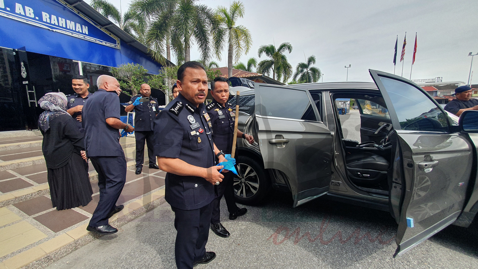 警方从疑犯家中查获其中一辆汽车，前左为莫哈末尤索夫。