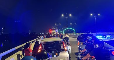 妇女抱儿图跳桥 消拯员劝导救2命