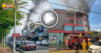商店失火 浓烟阵阵  消防栓水压不足阻灭火