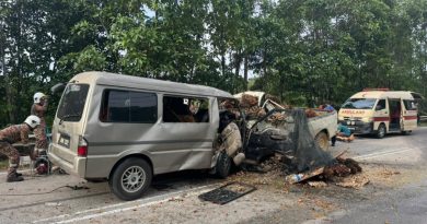 货卡超车不遂撞货车 3人被夹  获救