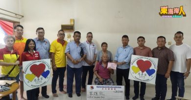 关丹慈善家和师公坛    访中风老人 移交捐款