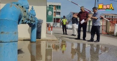 关丹阿益布爹中学校门    水管爆裂4个月未修