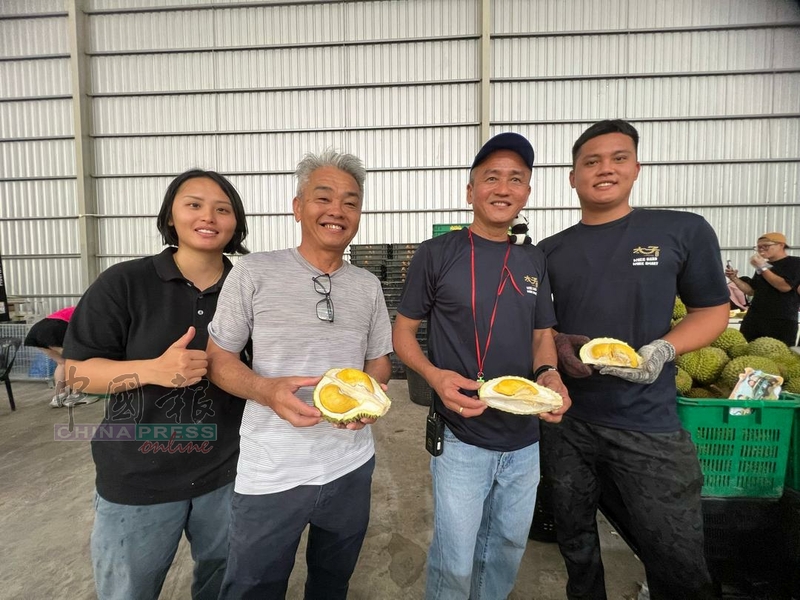 徐馨蔚（左起）的父亲徐东城、叔叔徐动洸及堂弟徐启智也帮忙在场招待队友们。