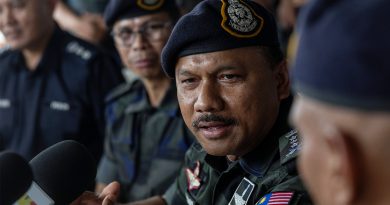 妻儿涉毒拥弹枪 警传召医生录供