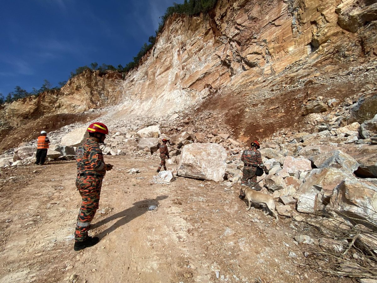 劳勿石矿场岩石坍塌  挖掘机司机仍未寻获