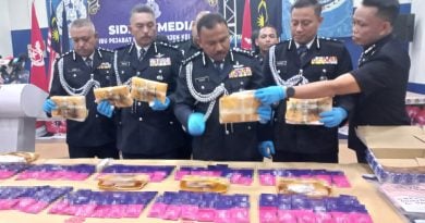 警突击起大批毒品 一家三口被扣