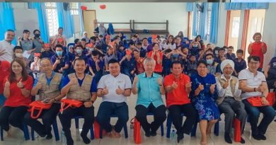 关丹华扬扶轮社捐8台智能板    给双溪索培民华小