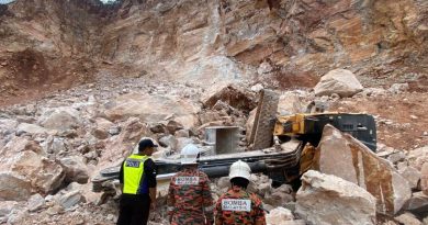 石矿场坍塌事故 挖掘机司机遭活埋石堆下