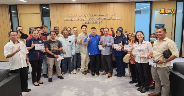 沈春祥（中蓝衣者）移交州政府拨款予关丹县22个社团组织、社区团体及个人受惠后，与一众代表合影。