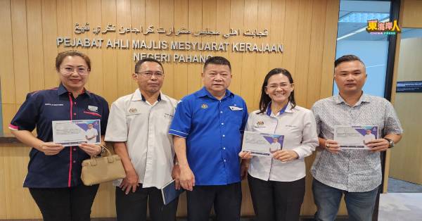 受惠学校、团体代表黎文洁（左起）、法克利、沈春祥、赖玉莲及周林盛在仪式后合影。