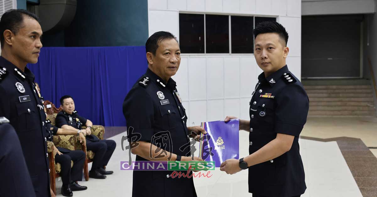 雅哈亚（左起）颁发奖状给关丹警区刑事调查小组（情报与行动）警官谢志超助理警监。
