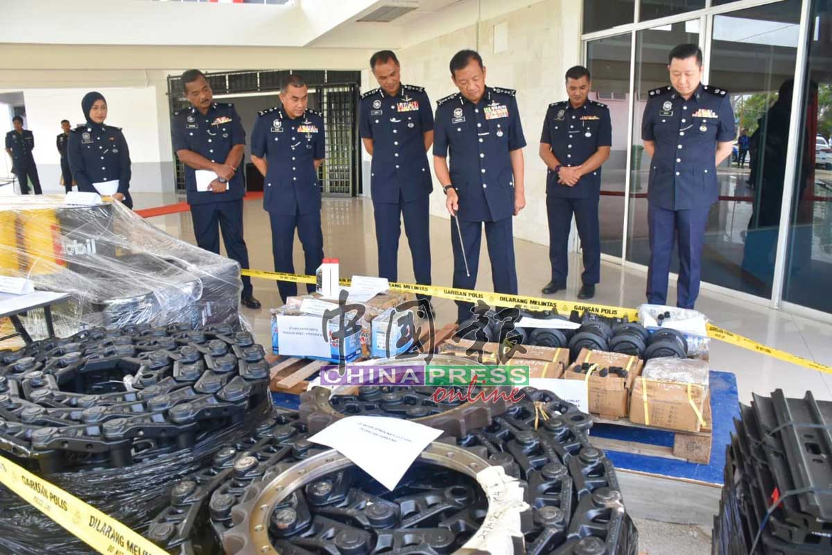 耶哈亚（右3）展示警方所起获大批重型机械和汽车零件。