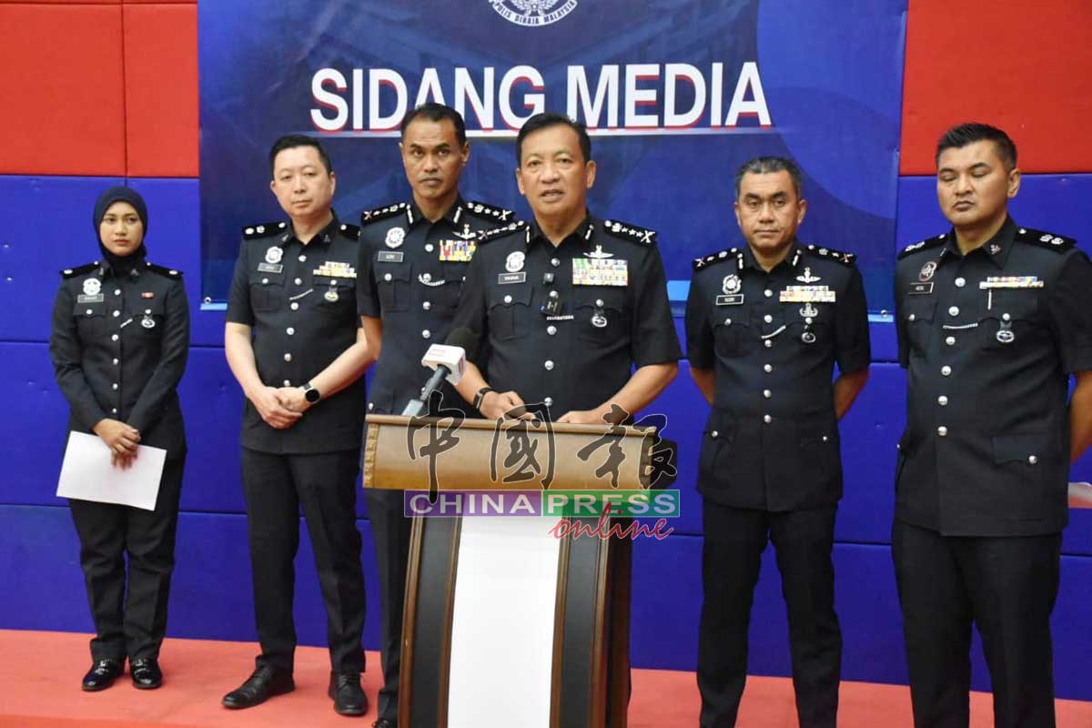 耶哈亚（右3）召开记者会，发布诈骗集团“Fly By Night”被捣破，右起艾迪尔和尤斯里，左2起黄健威和阿兹里阿马玛。