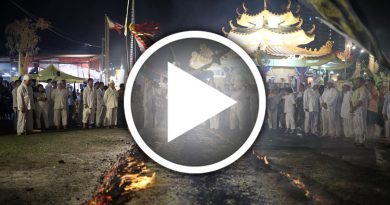 乩童赤脚率众走火路 丹斗母宫热闹庆九皇诞