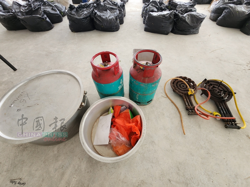 警方从嫌犯住所搜获提炼葛冬水的炊具。