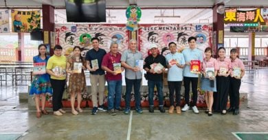 淡马鲁扶轮社移交图书 文德甲中华小学一、二校受惠