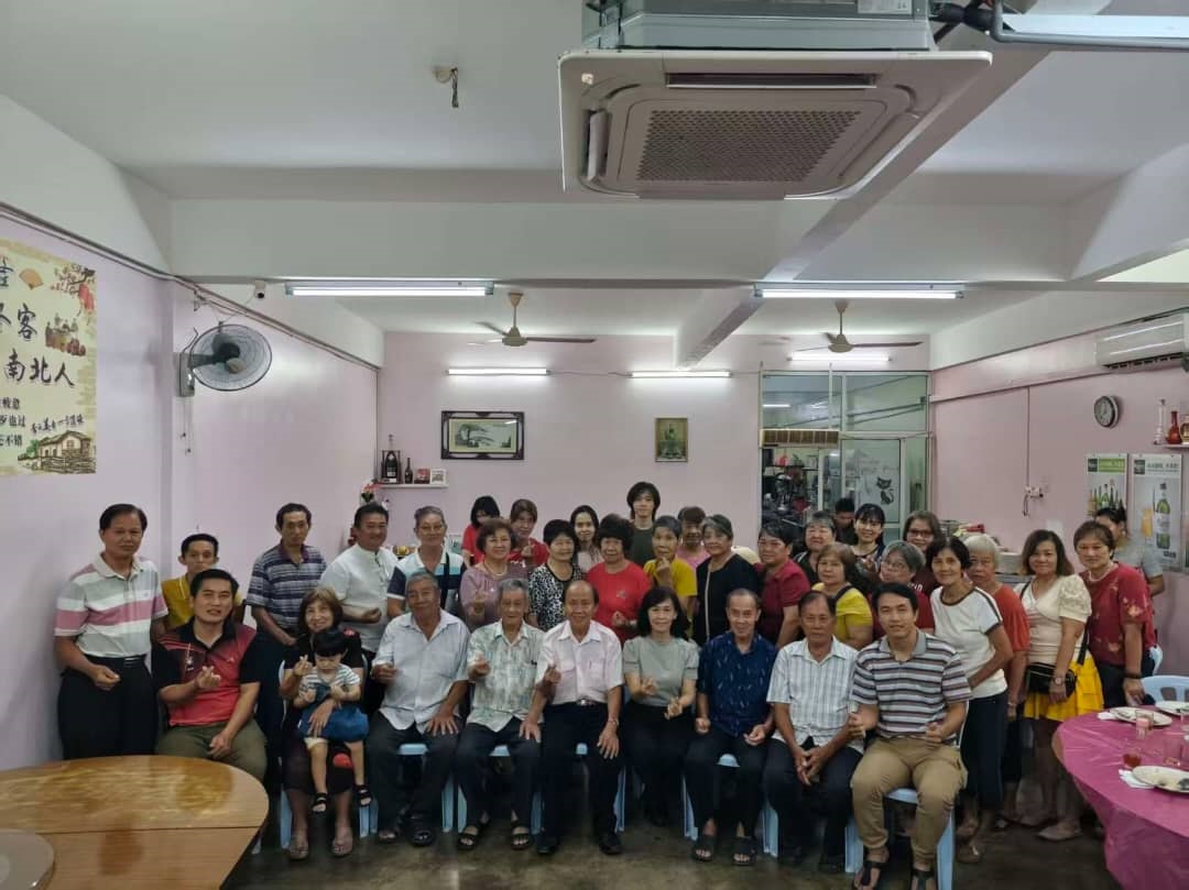 ■马华金马扬支会及马华金马扬美华花园支会中秋晚会出席者,坐者左起黄春龙、张丽棠、陈光明、李柱岑、白金记,右起姜伟明、杨汉清、谭关保及胡宝文。