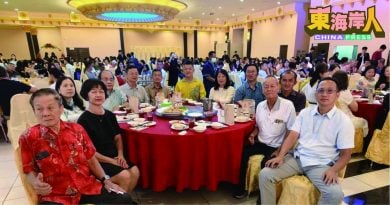 胡玉华鼓励毕业生 续深造追求知识