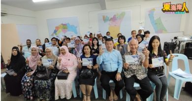 扶贫 援助学校社团   沈春祥移交23万予26单位