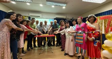 关丹和声卡拉OK庆77周年      会员们盛装打扮